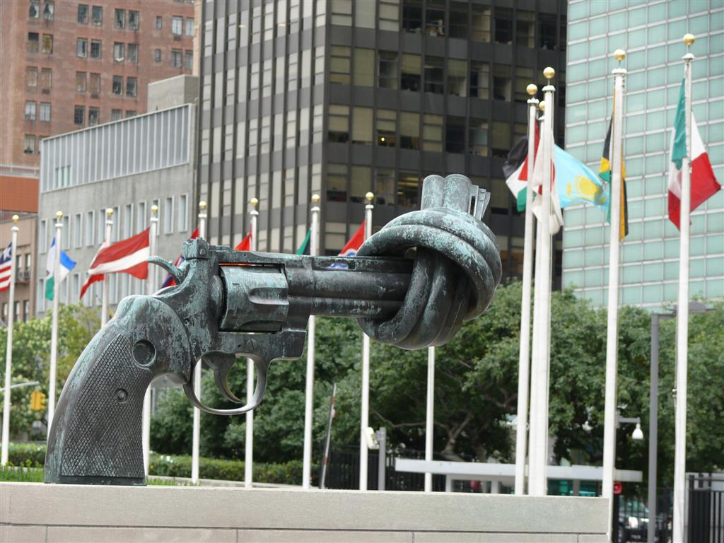 Gun statue with knotted barrel